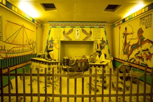 Reconstitution des fouilles archéologiques d'une tombe égyptienne.