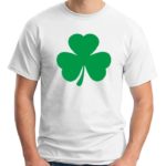 T-shirt blanc et trèfle pour la Saint Patrick