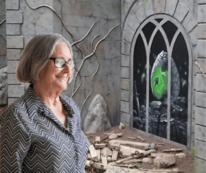 Mamie devant une façade de château médiéval avec un oeuf de dragon.