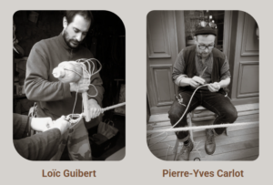 Deux hommes faisant des noeuds marins, texte : "Loïc Guibert - Pierre-Yves Carlot"