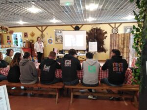 Groupe de personnes en coaching entreprises devant un vidéoprojecteur